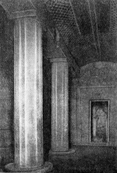 Гробница в Бени-Хасане. Внутренний вид зала гробницы Аменемхета III