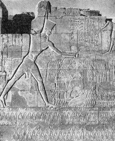 Карнак. Пилон храма Амона с изображением Тутмеса-III, поражающего азиатов