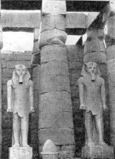 Луксор. Двор Рамсеса II. Фрагмент колоннады