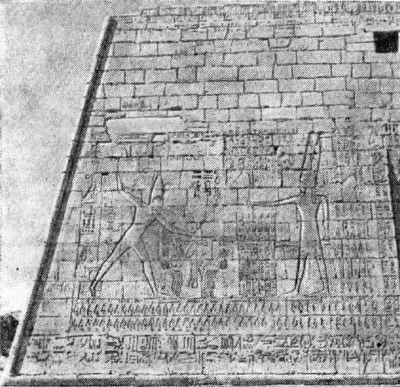 Мединет-Абу. Укрепленные передние ворота, рельефы первого пилона