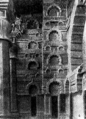 Монастырские комплексы, высеченные в скалах: 4 — Бедса; чайтья, 175 г. до н. э.; боковой вид входа