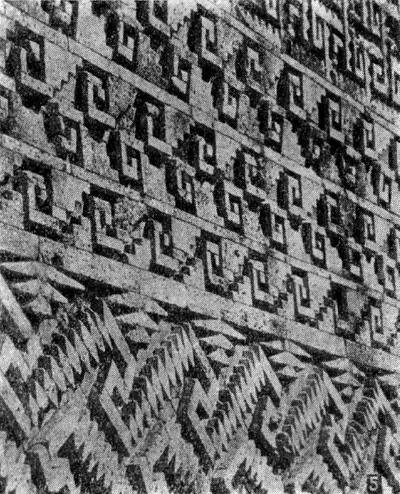 Митла: 5 — фрагмент стен северного здания двора а в «группе колонн»