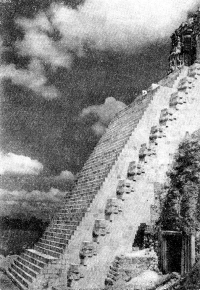 Ушмаль, около 1000 г. Фрагмент пирамиды Волшебника