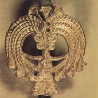 Микены. Золотая головка серебряной булавки, найденная в 3-ем захоронении могильного круга А, XVI в. до н.э. Фото: Анджей Дзевановский