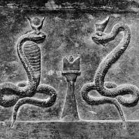 Рельеф с изображением алтаря и Агафодемонов в виде змей - один с короной фараонов Нижнего Египта, другой с рогами и диском - символами Гатор и Исиды. Песчаник. Римское время. Греко-римский музей в Александрии