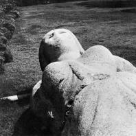 Фрагмент статуи Исиды, найденной несколько лет тому назад на дне моря около острова Фарос. Красный гранит. Птолемеевский период