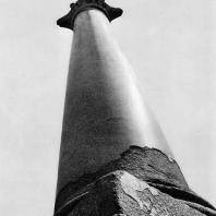 Александрия Египетская. Так наз. колонна Помпея, установленная после 297 г. в квартале Ракотис. Гранит