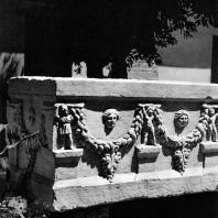 Александрия Египетская. Саркофаг, украшенный гирляндами. Мрамор. II в. н. э. Греко-римский музей в Александрии