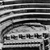 Александрия Египетская. Ком эль-Дикка. Римский театр. Мраморные сидения в театроне. На переднем плане фрагмент мраморного антаблемента, вторично использованного в качестве сидений для зрителей