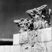 Александрия Египетская. Ком эль-Дикка. Коринфские капители на реконструированной западной стене театра