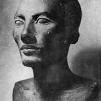 Голова мужской статуи из собрания Сальт. Известняк. IV династия. Первая половина 3 тыс. до н. э. Патиж. Лувр