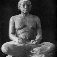 Статуя писца Каи. Известняк. Глаза инкрустированы из алебастра, черного камня, серебра и горного хрусталя. V династия. Середина 3 тыс. до н. э.