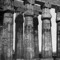 Колонны храма в Луксоре. XVIII династия. Конец 15 в. до н. э. 
