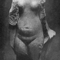 Торс обнаженной девушки из Ахетатона (Эль-Амарны). Песчаник. Высота 16 см. XVIII династия. 14 в. до н. э. Лондон. Университет