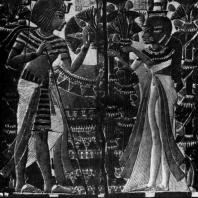 Тутанхамон с женой в саду. Рельеф на крышке ларца. Из гробницы Тутанхамона близ Фив. XVIII династия. 14 в. до н. э. Каир. Музей