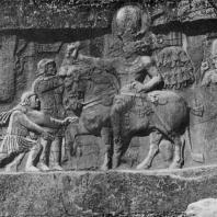 Триумф Шапура I над Валерианом. Наскальный рельеф в Накш-и-Рустеме 3 в. н. э.