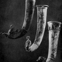 Ритоны из старой Нисы (близ Ашхабада). Резная слоновая кость. 2 в. до н. э. Из раскопок Южно-туркмени-станской экспедиции под руководством М. Е. Массона