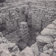 Каменная колонна в гробнице в Арханесе, Крит. Фото: Анджей Дзевановский