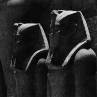 Карнак. Египет. Храм Амона. Статуи из розового гранита, изображающие фараонов XVIII династии, перед фасадом VII пилона. Фотограф: Анджей Дзевановский