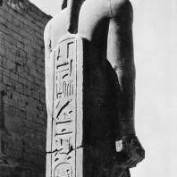 Луксор. Египет. Надпись Мернептахана пилястре статуи Аменхотепа III, установленной в последние годы вблизи обелиска Рамсеса II. Фотограф: Зигмунт Высоцкий