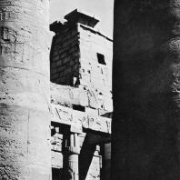 Луксор. Египет. Фрагмент первого двора. В глубине западная башня пилона Рамсеса II. Фотограф: Зигмунт Высоцкий