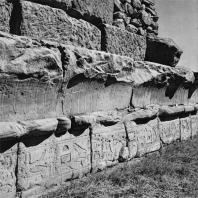 Луксор. Египет. Фрагмент профилированной нижней части внешней стены храма. Вид с северо-западной стороны. Фотограф: Анджей Дзевановский