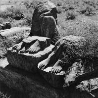 Луксор. Египет. Фрагменты статуй, обнаруженных перед восточной стеной храма. Фотограф: Анджей Дзевановский