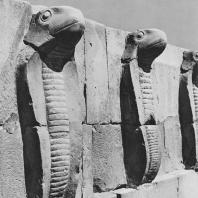 Фриз с кобрами, юго-западный угол стены гробницы Джосера в Саккаре. Фото: Анджей Дзевановский