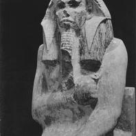 Статуя Джосера, найдена в сердабе на ступенчатой пирамиде. Известняк. III династия. Египетский музей в Каире. Фото: Анджей Дзевановский