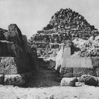 Южная пирамида у пирамиды Хеопса в Гизе. На переднем плане мастаба на восточном некрополе. Фото: Анджей Дзевановский