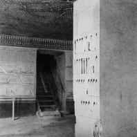 Фивы. Египет. Долина царей. Гробница Тутмоса III. Помещение для саркофага. Фотограф: Анджей Дзевановский