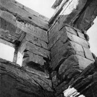 Фивы. Египет. Мединет-Абу. Внутренний вид триумфальных ворот Рамсеса III. Фотограф: Анджей Дзевановский