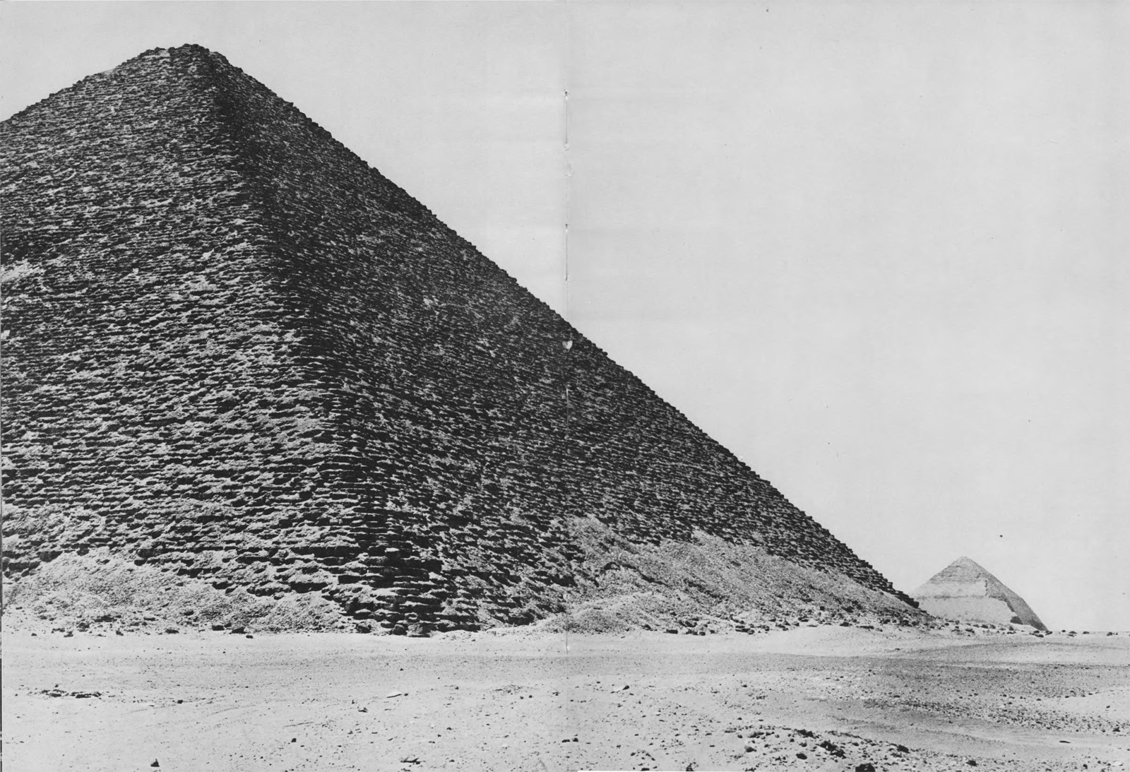 Пирамида Снофру. Пирамиды Перу заросшие. Субиракс две пирамиды скульптура. Корабль царя Снофру.