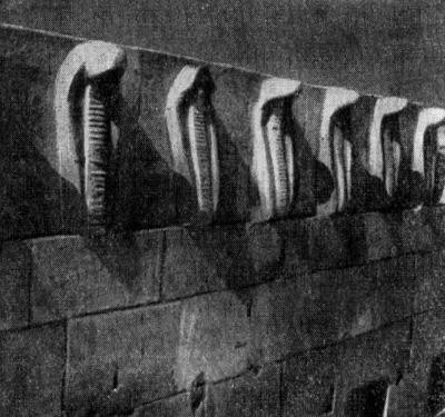 Саккара. Комплекс пирамиды Джосера. Карниз стены двора с изображением кобр