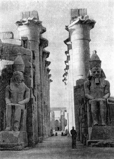 Луксор. Недостроенный гипостильный зал Аменхотепа III. Впереди статуи Рамсеса II