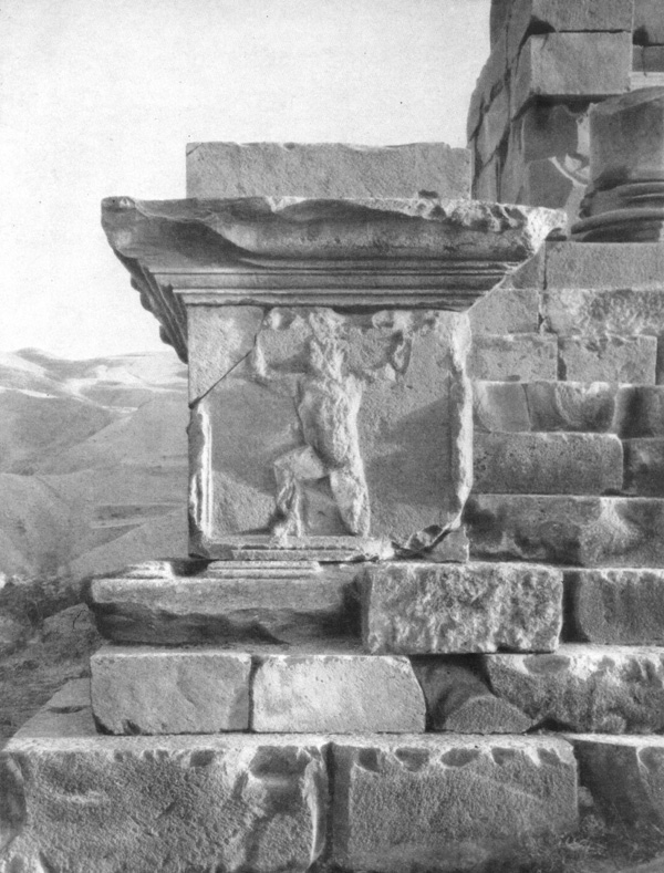Гарни. Языческий храм, I в. Фрагмент подиума с изображением атланта