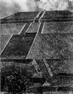 Теотихуакан: 2 — пирамида Солнца, н. э.; фрагмент фасада
