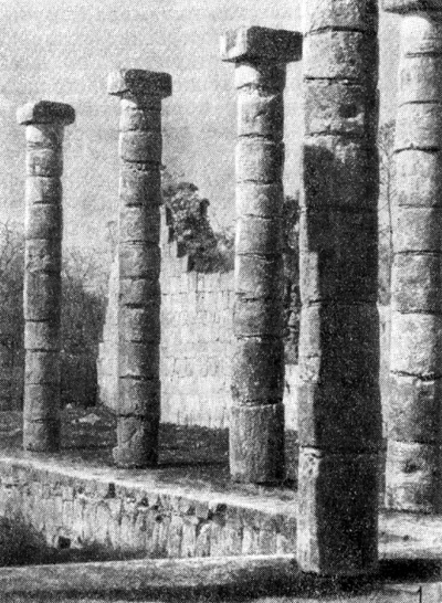 Чичен-Ица. 1 — фрагмент колоннады Меркадо, XIII в.
