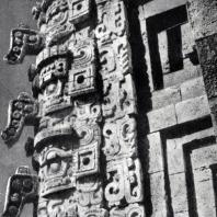 Скульптурный декор «Дома волшебника». Фрагмент. Ушмаль. Культура майя