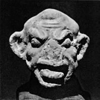 Карикатурная голова мужчины. Гротескная скульптура из терракоты, типичная для александрийского искусства эллинистического периода. Греко-римский музей в Александрии
