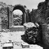 Александрия Египетская. Ком эль-Дикка. Римские термы. Реконструированная арка в тепидарии. Вид с юга