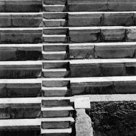 Александрия Египетская. Ком эль-Дикка. Римский театр. Мраморные сидения и лестница в южной части театрона. Вид с севера
