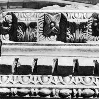 Александрия Египетская. Ком эль-Дикка. Римский театр. Фрагмент мраморного антаблемента с консолями, вторично использованный в качестве сидений для зрителей