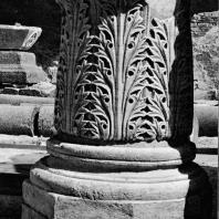 Александрия Египетская. Ком эль-Дикка. База колонны с декором в виде листьев аканфа в западном помещении театра