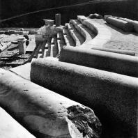 Александрия Египетская. Ком эль-Дикка. Стволы мраморных и гранитных колонн на верхней части театра. Вид с востока