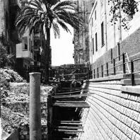 Александрия Египетская. Раскопки на улице Наби Даниэль. На переднем плане гранитная колонна портика, стоявшего на улице позднеримского времени