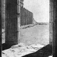Колоннада храма царицы Хатшепсут в Деир-эль-Бахри. Вид со сторо