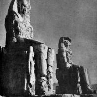 Колоссы Аменхотепа III перед его храмом в Фивах (колоссы Мемнона). XVIII династия. Конец 15 в. до н. э.