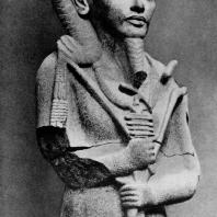 Статуя бога Хонсу с портретными чертами Тутанхамона из храма Хонсу в Карнаке. Гранит. XVIII династия. 14 в. до н. э. Каир. Музей