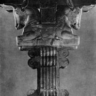 Капитель с головами быков из Суз. Мрамор. Высота 5,80 м. Начало 4 в. до н. э. Париж. Лувр